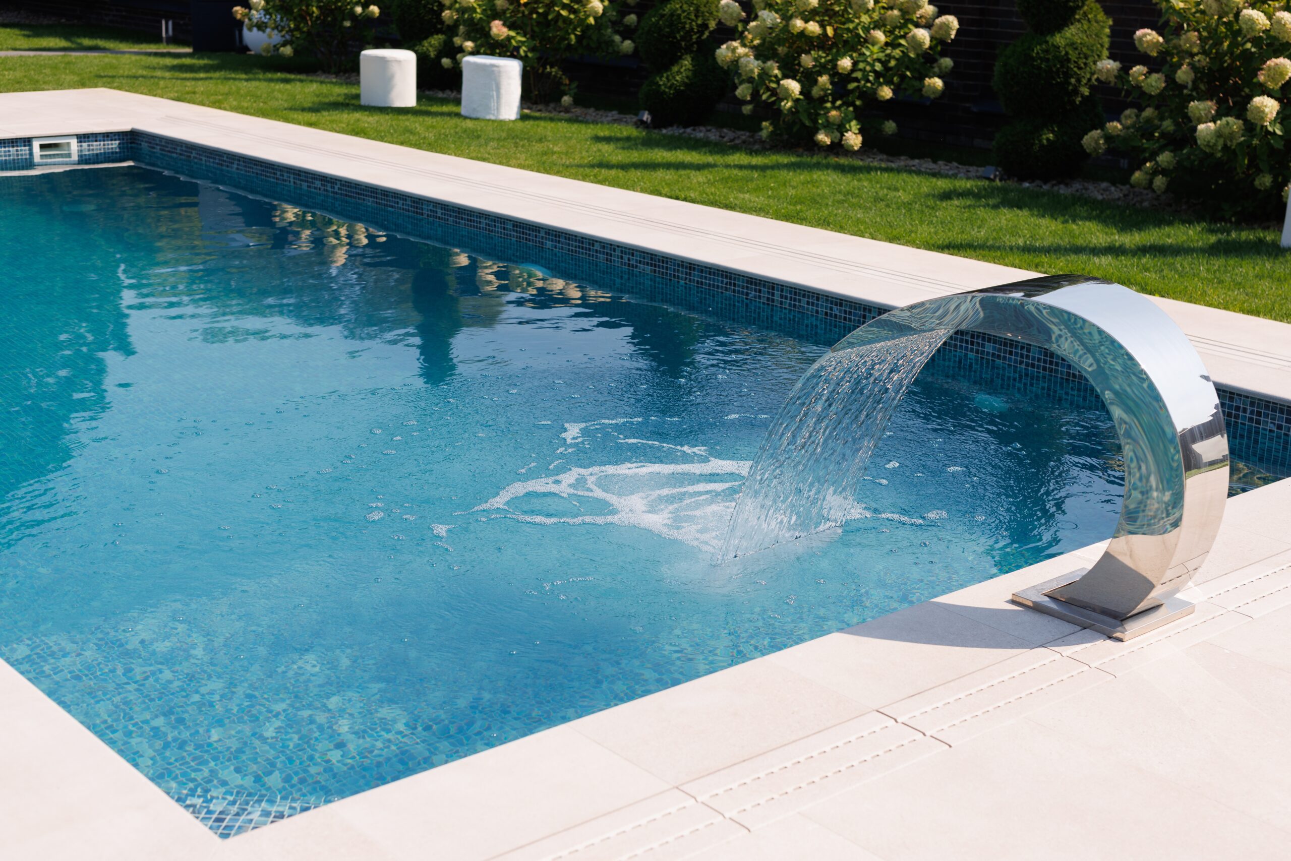 A,Modern,Swimming,Pool,With,A,Sleek,,Curved,Water,Feature